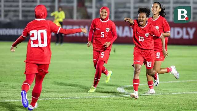 Selebrasi pemain Timnas putri Indonesia, Marsela Awi (kedua kanan) setelah mencetak gol pertama timnya ke gawang Singapura pada laga uji coba internasional di Stadion Madya, Gelora Bung Karno, Senayan, Jakarta, Selasa (28/5/2024). (Bola.com/Bagaskara Lazuardi)
