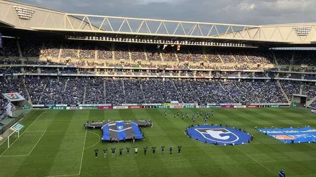 Suasana dari tribune barat Panasonic Stadium. (@gambatreble2014).