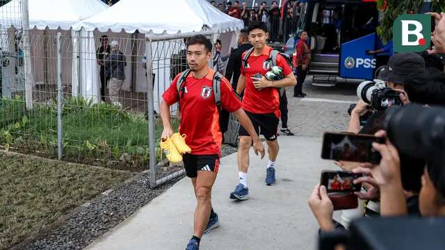 Pemain Timnas Jepang, Yuto Nagatomo (kiri) dan Wataru Endo keluar dari bus saat akan mengikuti sesi latihan menjelang laga lanjutan putaran ketiga Kualifikasi Piala Dunia 2026 melawan Timnas Indonesia yang berlangsung di Lapangan A, Kompleks Stadion Utama Gelora Bung Karno (SUGBK), Senayan, Jakarta, Rabu (13/11/2024). (Bola.com/Bagaskara Lazuardi)
