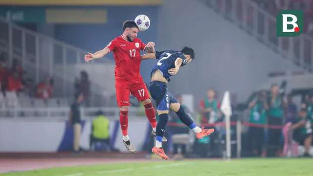 Pemain Timnas Indonesia, Calvin Verdonk, duel udara dengan pemain Jepang, Yukinari Sugawara, pada Kualifikasi Piala Dunia 2026 Zona Asia di Stadion Gelora Bung Karno, Senayan, Jakarta, Jumat (15/11/2024) malam WIB. (Bola.com/Bagaskara Lazuardi)