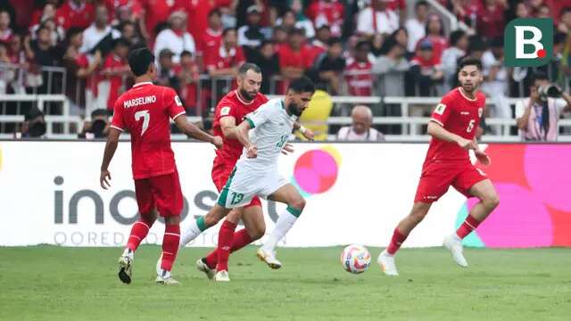 Pemain Timnas Irak, Bashar Resan (tengah) berusaha melewati adangan pemain Indonesia, Jordi Amat pada laga Grup F putaran kedua Kualifikasi Piala Dunia 2026 zona Asia di Stadion Utama Gelora Bung Karno (SUGBK), Senayan, Jakarta, Kamis (6/6/2024). (Bola.com/Abdul Aziz)