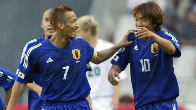 Legenda sepak bola Jepang Shunsuke Nakamura (kanan) dan Hidetoshi Nakata akan mengisi laga penghormatan yang bertajuk Shunsuke Nakamura Farewell Match. Nakamura memutuskan pensiun akhir musim lalu setelah 25 tahun berkarier sebagai pesepak bola. (AFP/Martin Bureau)