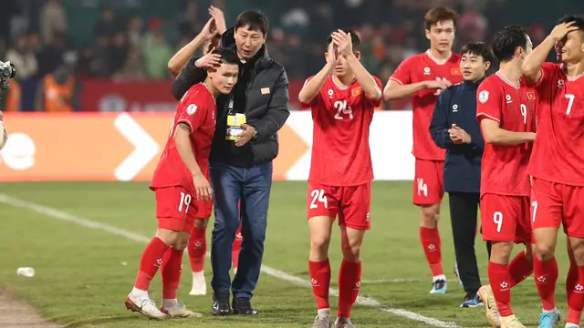 Pelatih Timnas Vietnam, Kim Sang-sik merayakan kemenangan 1-0 atas Timnas Indonesia di Grup B Piala AFF 2024. Kemenangan itu diraih di Phu Tho Provincial Stadium, Viet Tri, Minggu (15/12/2024). (Dok. VFF)