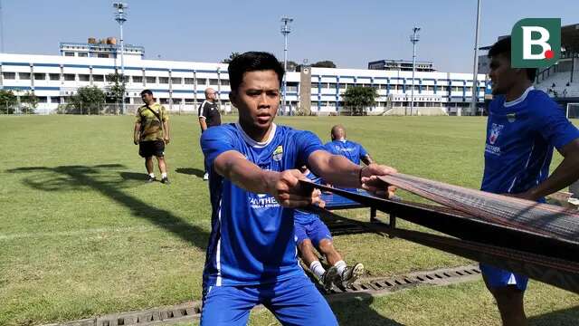 Pemain Persib Bandung, Edo Febriansah. (Bola.com/Erwin Snaz)