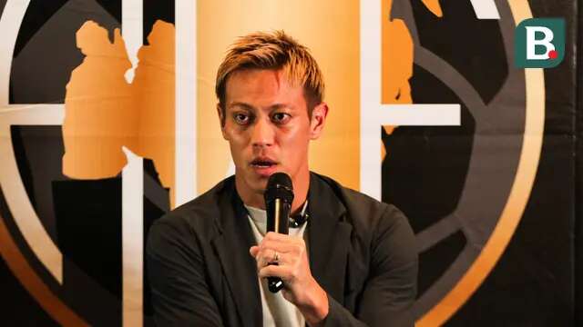 Keisuke Honda saat hadir di acara Press Conference terkait Laga Asia Warriors melawan Klub Professional Indonesia di Asiop Stadium pada Minggu (060/08/2025).