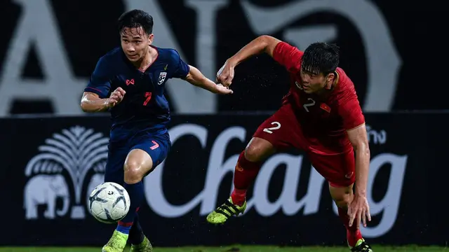 Duel pemain Timnas Thailand, Supachok Sarachat (kiri), melawan Do Duy Manh, di Stadion Thammasat saat laga kualifikasi Piala Dunia 2022 (5/9/2019). (AFP/Chalinee Thirasupa)