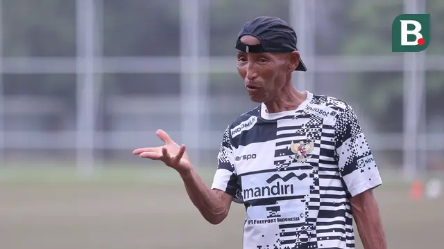 Pelatih Timnas Indonesia Putri, Satoru Mochizuki memberikan instruksi kepada pemainnya saat berlatih di Lapangan ABC, Senayan, Jakarta, Rabu (26/06/2024). (Bola.com/M Iqbal Ichsan)
