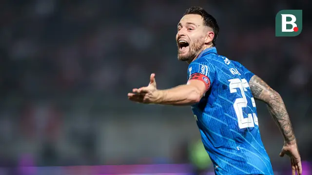 Selebrasi gelandang Persib Bandung, Marc Klok setelah mencetak gol kedua timnya ke gawang Madura United pada laga leg kedua final Championship Series BRI Liga 1 2023/2024 di Stadion Gelora Bangkalan, Madura, Jumat (31/5/2024). (Bola.com/Bagaskara Lazuardi)
