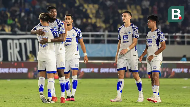 Para pemain PSIS Semarang merayakan kemenangan pentingnya pada laga Derbi Jawa Tengah melawan Persis Solo dalam duel yang berlangsung di Stadion Manahan, Solo, Sabtu (17/8/2024). (Bola.com/ Radifa Arsa)