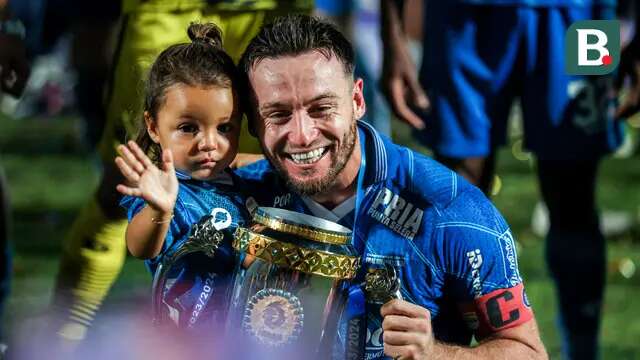 Selebrasi gelandang Persib Bandung, Marc Klok dengan trofi juara bersama sang putri, Sage Luan Klok dalam perayaan gelar juara Championship Series BRI Liga 1 2023/2024 setelah mengalahkan Madura United 3-1 pada laga final leg kedua di Stadion Gelora Bangkalan, Madura, Jumat (31/5/2024). (Bola.com/Bagaskara Lazuardi)