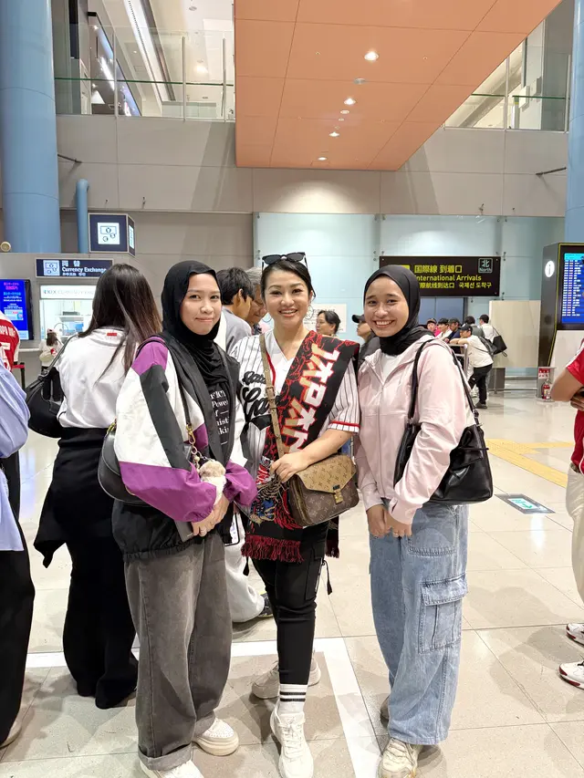 Suci Rachmadani (Kiri) bersama Fitri Carlina yang seorang penyanyi saat menyambut skuad Timnas Indonesia di Bandara Jepang. (Dokumentasi Suci Rachmadani)