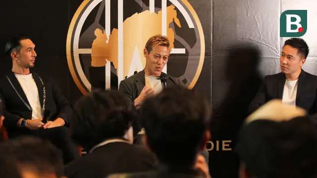 Keisuke Honda (tengah) bersama Anton Del Rosario (kiri) dan Arthur Irawan (kanan) saat hadir di acara Press Conference terkait Laga Asia Warriors melawan Klub Professional Indonesia di Asiop Stadium pada Minggu (060/08/2025).
