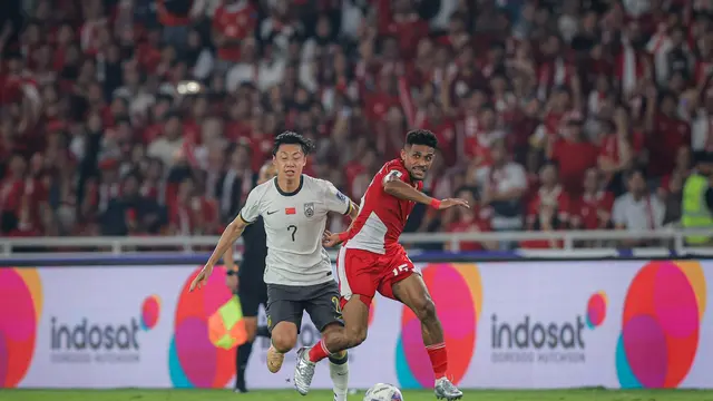 Pemain Timnas Indonesia, Ricky Kambuaya (kanan), berduel dengan pemain China, Xu Haoyang, dalam laga Kualifikasi Piala Dunia 2026 zona Asia di Stadion Utama Gelora Bung Karno (SUGBK) Senayan, Jakarta, Kamis (5/6/2025). (Bola.com/Bagaskara Lazuardi)