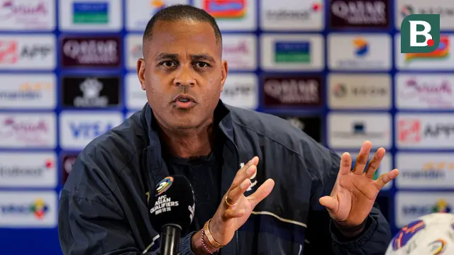 Pelatih Timnas Indonesia, Patrick Kluivert, memberikan keterangan pers di Stadion Utama Gelora Bung Karno (SUGBK) Senayan, Rabu (4/6/2025). Tim Garuda akan menghadapi China di Kualifikasi Piala Dunai 2026 yang digelar di SUGBK pada Kamis (5/6/2025) malam WIB. (Bola.com/Bagaskara Lazuardi)