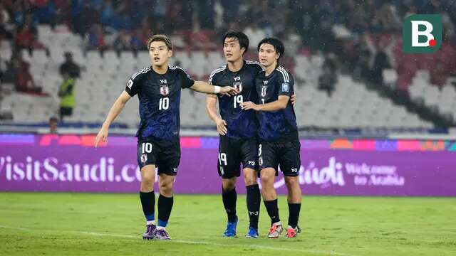 Tiga pemain Jepang, Ritsu Doan, Koki Ogawa, dan Takumi Minamino, merayakan keberhasilan mencetak gol ke gawang Timnas Indonesia dalam laga Kualifikasi Piala Dunia 2026 zona Asia di Stadion Utama Gelora Bung Karno (SUGBK) Senayan, Jakarta, Jumat (15/11/2024). (Bola.com/Abdul Aziz)