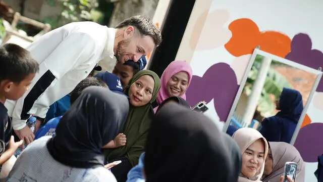 Marc Klok Foundation bekerja sama dengan Happy Hearts Indonesia (HHI) membangun Sekolah Luar Biasa (SLB) Budi Mulia di Cililin, Kabupaten Bandung Barat, Jawa Barat. (Bola.com/Erwin Snaz)