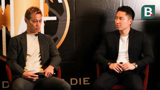 Keisuke Honda (kiri) bersama ⁠⁠Arthur Irawan (kanan) saat hadir di acara Press Conference terkait Laga Asia Warriors melawan Klub Professional Indonesia di Asiop Stadium pada Minggu (060/08/2025).