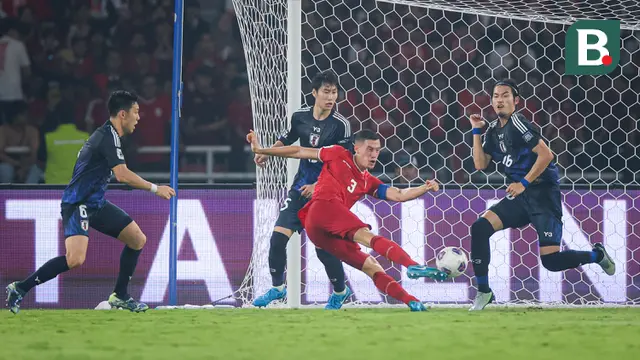 Pemain Timnas Indonesia, Jay Idzes, melepaskan tendangan saat melawan Jepang pada Kualifikasi Piala Dunia 2026 Zona Asia di Stadion Gelora Bung Karno, Senayan, Jakarta, Jumat (15/11/2024) malam WIB. (Bola.com/Bagaskara Lazuardi)