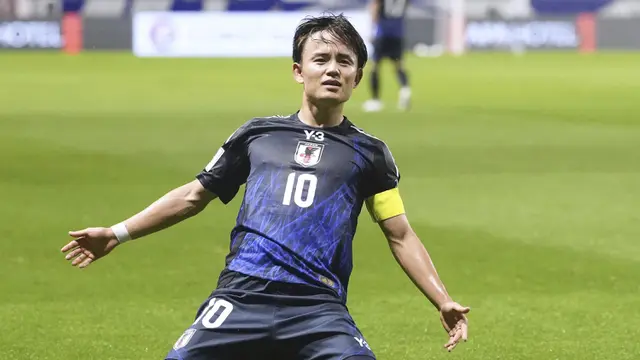 Pemain Jepang, Takefusa Kubo melakukan selebrasi setelah mencetak gol ke gawang Timnas Indonesia dibayangi Mees Hilgers dalam laga Grup C Putaran Ketiga Kualifikasi Piala Dunia 2026 di Suita Stadium, Jepang, Selasa (10/06/2025). (AP Photo/Kyodo News/Shohei Miyano)