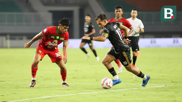Egy Maulana Vikri (kanan) mencoba melewati Riswan Lauhin dalam pertandingan Dewa United melawan Persebaya Surabaya pada pekan ke-24 BRI Liga 1 di Stadion Pakansari, Kabupaten Bogor, Jumat (21/2/2025) malam WIB. (Bola.com/Abdul Aziz)