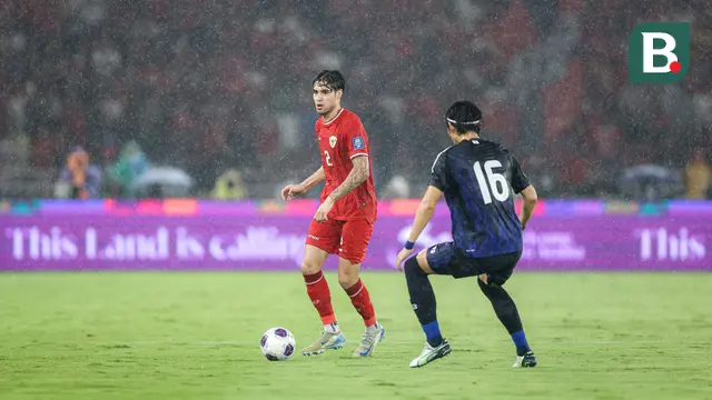Pemain Timnas Indonesia, Kevin Diks (kiri) berusaha melewati pemain Jepang, Koki Machida saat laga lanjutan putaran ketiga Grup C Kualifikasi Piala Dunia 2026 di Stadion Utama Gelora Bung Karno (SUGBK), Senayan, Jakarta, Jumat (15/11/2024). (Bola.com/Bagaskara Lazuardi)