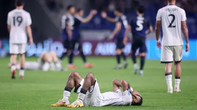 Ekspresi pemain belakang Timnas Indonesia, Yance Sayuri (tengah) usai pertandingan putaran ketiga Kualifikasi Piala Dunia 2026 zona Asia grup C melawan Jepang di Stadion Panasonic Suita, Osaka, Selasa (10/6/2025). (PAUL MILLER/AFP)