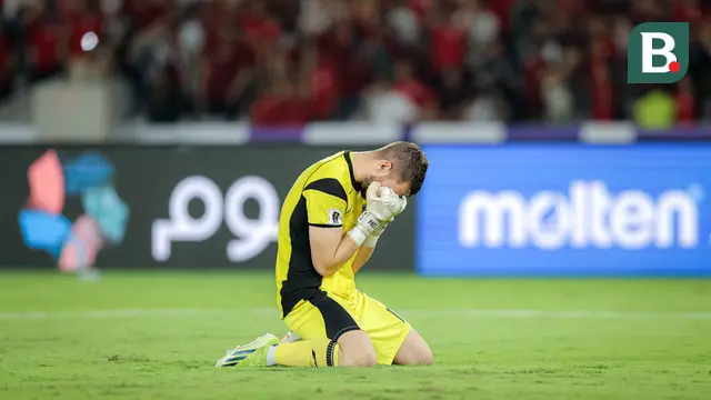 Kiper Timnas Indonesia, Maarten Paes, merayakan kemenangan atas Bahrain pada laga kedelapan putaran ketiga Grup C kualifikasi Piala Dunia 2026 di Stadion Utama Gelora Bung Karno, Jakarta, Selasa (25/3/2025) malam WIB. (Bola.com/Bagaskara Lazuardi)