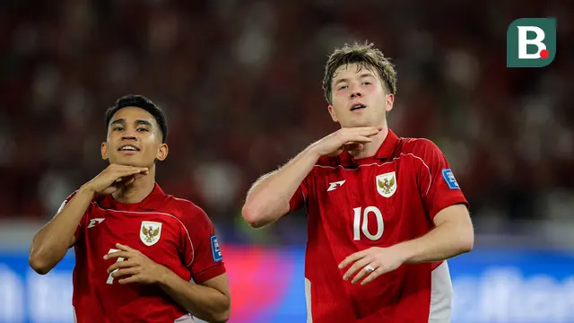 Dua pemain Oxford United andalan Timnas Indonesia, Marselino Ferdinan dan Ole Romeny, merayakan gol yang dicetak ke gawang Bahrain dalam laga Kualifikasi Piala Dunia 2026 zona Asia di Stadion Utama Gelora Bung Karno (SUGBK) Senayan, Jakarta, Selasa (25/3/2025) malam WIB. Ole Romeny mencetak gol setelah memaksimalkan assist dari Marselino Ferdinan. (Bola.com/Bagaskara Lazuardi)