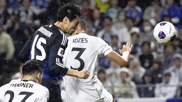 Pemain Jepang, Daichi Kamada (kiri) mencetak gol pertama timnya ke gawang Timnas Indonesia dalam laga Grup C Putaran Ketiga Kualifikasi Piala Dunia 2026 di Suita Stadium, Jepang, Selasa (10/06/2025). (AP Photo/Kyodo News/Shohei Miyano)