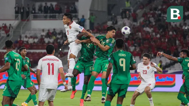 Pemain Timnas Indonesia, Rizki Ridho (kiri) berduel udara dengan pemain Arab Saudi, Saud Abdulhamid dan Faisal Al-Ghamdi pada laga lanjutan putaran ketiga Grup C Kualifikasi Piala Dunia 2026 di Stadion Utama Gelora Bung Karno (SUGBK), Senayan, Jakarta, Selasa (19/11/2024). (Bola.com/Abdul Aziz)