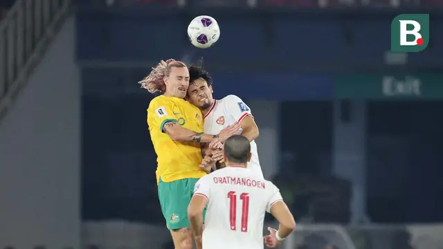 Pemain Timnas Indonesia, Nathan Tjoe-A-On, duel udara dengan pemain pemain Australia, Jackson Irvine, pada laga kedua Grup C Kualifikasi Piala Dunia 2026 Zona Asia di Stadion Utama Gelora Bung Karno (SUGBK), Jakarta Pusat, pada Selasa (10/9/2024). (Bola.com/Abdul Aziz)