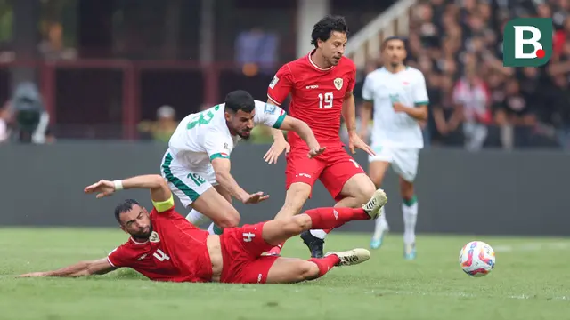 Pemain Timnas Indonesia, Jordi Amat (bawah) terjatuh saat berusaha mengadang laju pemain Irak, Aymen Hussein pada laga Grup F putaran kedua Kualifikasi Piala Dunia 2026 zona Asia di Stadion Utama Gelora Bung Karno (SUGBK), Senayan, Jakarta, Kamis (6/6/2024). (Bola.com/M Iqbal Ichsan)