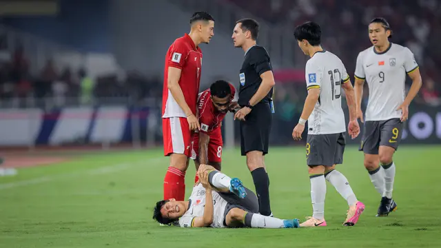 Pemain Timnas Indonesia, Jay Noah Idzes (kiri), dan Yakob Sayuri berdiskusi dengan wasit Rustam Lutfullin saat laga melawan China dalam laga Kualifikasi Piala Dunia 2026 zona Asia di Stadion Utama Gelora Bung Karno (SUGBK) Senayan, Jakarta, Kamis (5/6/2025). (Bola.com/Bagaskara Lazuardi)