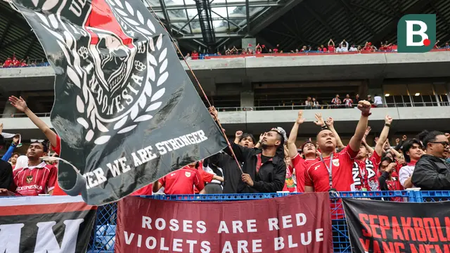 Suporter Timnas Indonesia memadati salah satu sisi tribune Suita City Football Stadium dalam laga terakhir putaran ketiga Kualifikasi Piala Dunia 2026, Selasa (10/6/2025).