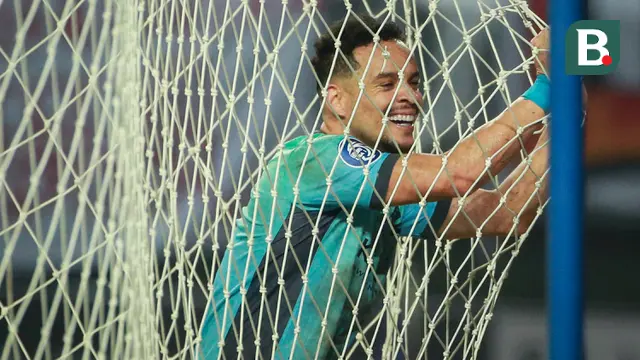 Ekspresi kecewa pemain Madura United, Lulinha usai golnya dianulir oleh wasit karena telah meniup peluit panjang akhir pertandingan saat laga pekan ke-10 BRI Liga 1 2022/2023 antara Persija Jakarta melawan Madura United di Stadion Patriot Candrabhaga, Bekasi, Sabtu (17/9/2022). (Bola.com/Bagaskara Lazuardi)
