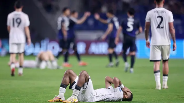 Bek Indonesia Yance Sayuri (tengah) bereaksi di akhir pertandingan kualifikasi Piala Dunia Grup C antara Jepang dan Indonesia di Osaka pada 10 Juni 2025. (PAUL MILLER/AFP)
