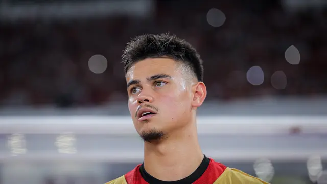 Ekspresi pemain Timnas Indonesia, Mees Hilgers, saat laga melawan China dalam laga Kualifikasi Piala Dunia 2026 zona Asia di Stadion Utama Gelora Bung Karno (SUGBK), Jakarta, Kamis (5/6/2025). (Bola.com/Bagaskara Lazuardi)