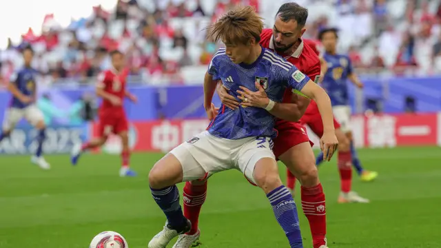 Jordi Amat melakukan pelanggaran kepada Ayase Ueda yang berbuah penalti dalam laga Grup D Piala Asia 2023, Rabu (24/1/2024) malam WIB. (AFP/Giuseppe Cacace)