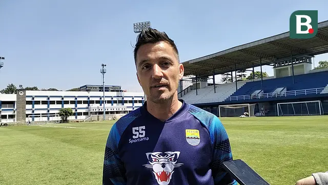Asisten pelatih Persib Bandung, Miro Petric. (Bola.com/Erwin Snaz)