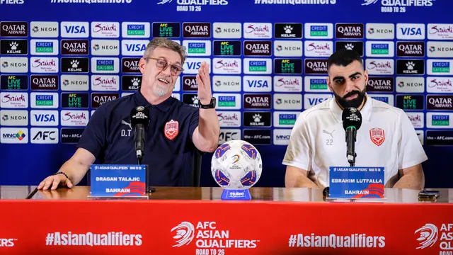 Pelatih Timnas Bahrain, Dragan Talajic dan sang kiper Ebrahim Lutfalla mengikuti sesi konferensi pers jelang laga melawan Timnas Indonesia di Stadion Utama Gelora Bung Karno, Jakarta, Senin (24/3/2025). (Bola.com/Bagaskara Lazuardi).