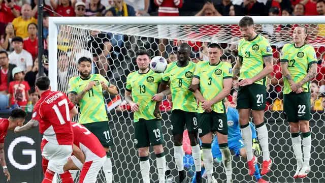 Eksekusi tendangan bebas Calvin Verdonk dalam Timnas Australia Vs Timnas Indonesia yang digelar di Sydney Football Stadium, Kamis (20/3/2025). (AFP/David Gray)