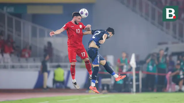 Pemain Timnas Indonesia, Calvin Verdonk, duel udara dengan pemain Jepang, Yukinari Sugawara, pada Kualifikasi Piala Dunia 2026 Zona Asia di Stadion Gelora Bung Karno, Senayan, Jakarta, Jumat (15/11/2024) malam WIB. (Bola.com/Bagaskara Lazuardi)