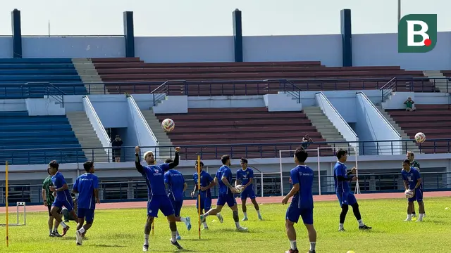 Ilustrasi Persib latihan. (Bola.com/Erwin Snaz)