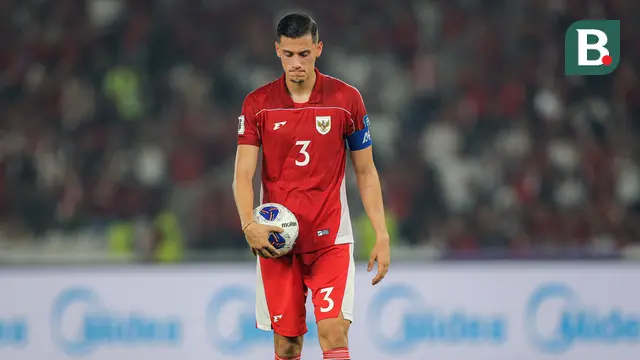 Pemain Timnas Indonesia, Jay Idzes mengamankan bola saat wasit memberikan penalti untuk timnya dalam laga lanjutan putaran ketiga Kualifikasi Piala Dunia 2026 melawan China di Stadion Utama Gelora Bung Karno (SUGBK), Senayan, Jakarta, Selasa (05/06/2025). (Bola.com/Bagaskara Lazuardi)