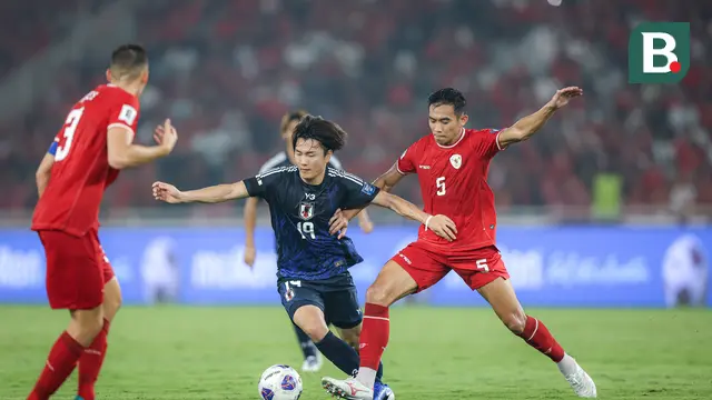 Bek Timnas Indonesia, Rizky Ridho, berusaha menghentikan striker Jepang, Koki Ogawa, dalam laga Kualifikasi Piala Dunia 2026 zona Asia yang digelar di Stadion Utama Gelora Bung Karno (SUGBK) Senayan, Jakarta, Jumat (15/11/2024). (Bola.com/Bagaskara Lazuardi)