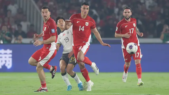 Pemain Timnas Indonesia, Joey Pelupessy (14), Thom Jan Haye (kiri), dan Calvin Verdonk (kanan) berebut bola dengan pemain China, Cao Yongjing, dalam laga Kualifikasi Piala Dunia 2026 zona Asia di Stadion Utama Gelora Bung Karno (SUGBK) Senayan, Jakarta, Kamis (5/6/2025). (Bola.com/M. Iqbal Ichsan)