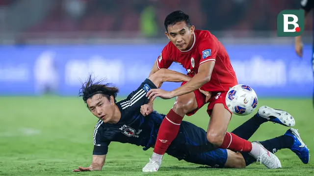 Pemain Timnas Indonesia, Rizky Ridho, berebut bola dengan pemain Jepang, Junya Ito pada Kualifikasi Piala Dunia 2026 Zona Asia di Stadion Gelora Bung Karno, Senayan, Jakarta, Jumat (15/11/2024) malam WIB. (Bola.com/Bagaskara Lazuardi)