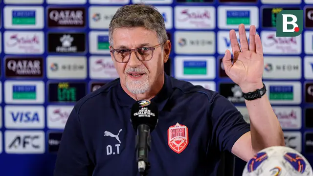 Pelatih Timnas Bahrain, Dragan Talajic, saat memberikan keterangan pers di ruang media Stadion Utama Gelora Bung Karno (SUGBK) Senayan, Jakarta, Senin (24/3/2025) malam WIB. Bahrain akan melawan Timnas Indonesia dalam laga lanjutan Kualifikasi Piala Dunia 2026 zona Asia, Selasa (25/3/2025). (Bola.com/Bagaskara Lazuardi)
