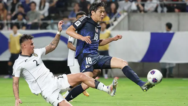 Bek Timnas Indonesia, Mees Hilgers (kiri), mencoba menghentikan pergerakan pemain Jepang, Shuto Machino, pada Kualifikasi Piala Dunia 2026 di Panasonic Stadium, Osaka, Selasa (10/6/2025) sore WIB. (STR/JIJI PRESS/AFP)