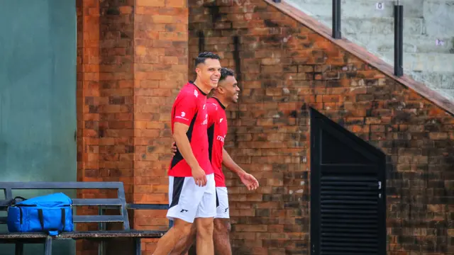 Pemain Timnas Indonesia, Joey Pelupessy bercanda dengan Yance Sayuri saat melakukan latihan menjelang laga Ronde 3 Kualifikasi Piala Dunia 2026 melawan China di Bali United Training Center, Bali, pada Selasa sore (23/05/2025). (Bola.com/Alit Binawan)